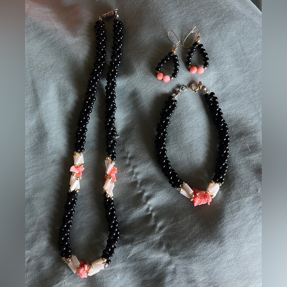 Very Pretty Onyx, Pink Coral, and Mother of Pearl Necklace, Bracelet, Earrings.
